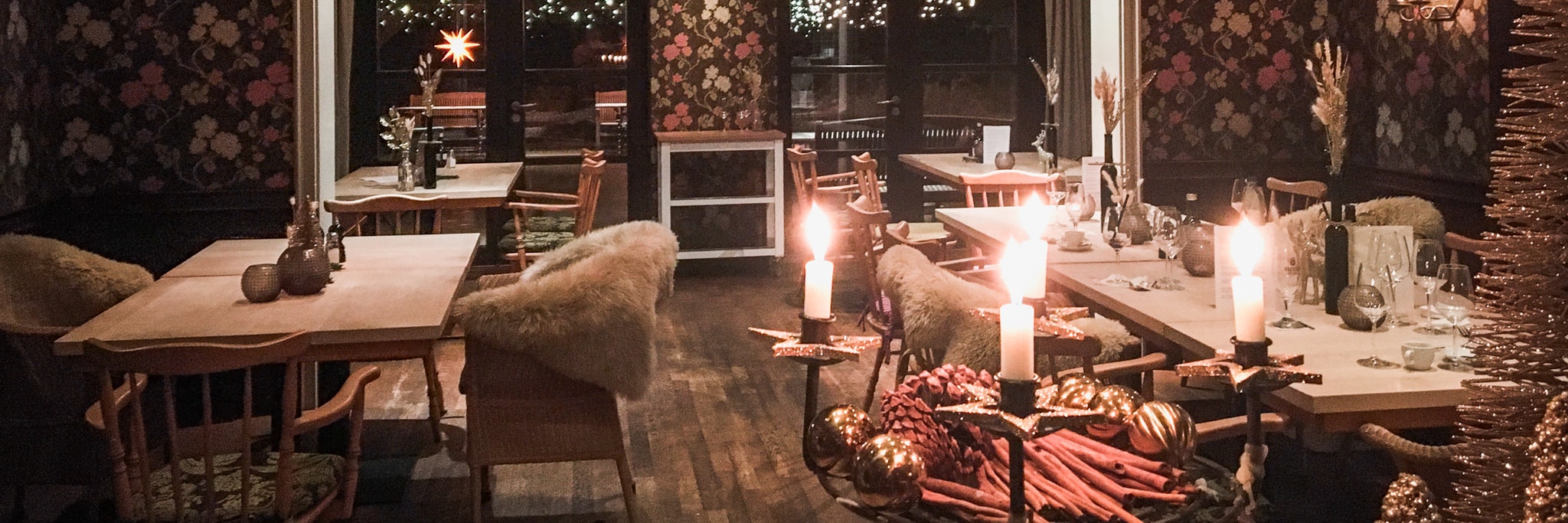 Ein geschmückter Tisch in weihnachtlichem Ambiente zum vierten Advent